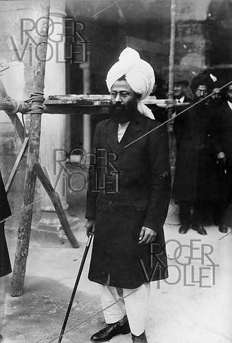 Roger-Viollet | 615197 | Construction of the Paris Mosque. Visit of an Indian delegation. Paris (5th arrondissement), 1924. | &copy; Maurice-Louis Branger / Roger-Viollet
