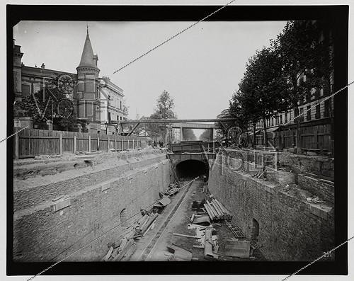 Roger-Viollet | 161494 | Construction of the Paris municipal metropolitan railway: line 1, 2nd lot (211). Culotte de la rue de Lyon, unique gallery side, Paris (12th Arr.). September 13, 1899. Photograph by Charles Maindron (1861-1940). Paris, Hôtel de Ville library. | &copy; Charles Maindron / BHdV / Roger-Viollet