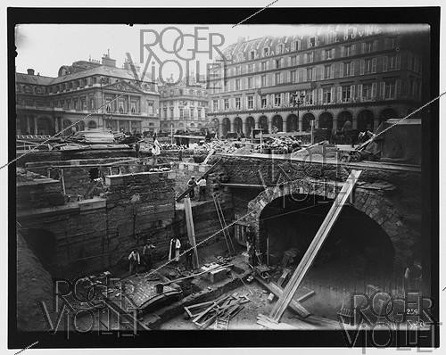 Roger-Viollet | 553012 | Construction of the subway in Paris : line 1: Palais Royal station. Paris (1st arrondissement). Construction of the accesses, on November 6, 1899. Photograph by Charles Maindron (1861-1940). Paris, bibliothèque de l'Hôtel de Ville. | &copy; Charles Maindron / BHdV / Roger-Viollet
