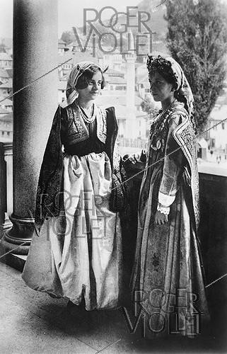 Roger-Viollet | 838549 | Costumes traditionnels orientaux. | &copy; Léopold Mercier / Roger-Viollet
