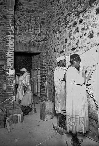 Roger-Viollet | 711513 | Craftsmen working on the construction of the Paris Mosque. 1922–1926. | &copy; Roger-Viollet / Roger-Viollet