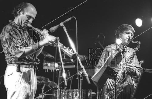 Roger-Viollet | 1452527 | David Liebman (1935-2026), saxophoniste et compositeur de jazz américain, et Michel Portal (né en 1935), saxophoniste et clarinettiste français, lors d'un concert, 3 juin 1987. | &copy; Christian Rose / Roger-Viollet