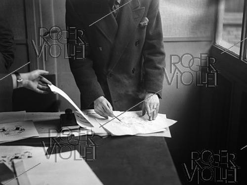 Roger-Viollet | 1421956 | Draftsman working at the French newspaper  France-Soir . Paris, on March 4, 1945. Photograph from the collections of the French newspaper  France-Soir . Bibliothèque historique de la Ville de Paris. | &copy; Fonds France-Soir / BHVP / Roger-Viollet