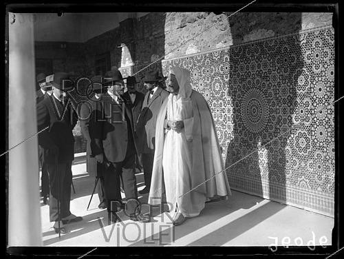 Roger-Viollet | 1429623 | Édouard Daladier (1884-19070), ministre des Colonies et Si Kaddour Benghabrit (1868-1954), directeur de l'institut musulman visitent l'avancée des travaux de mosquée de Paris. Paris (5e arr.), 29 septembre 1924. Photographie du journal  Excelsior . | &copy; Excelsior - L'Equipe / Roger-Viollet