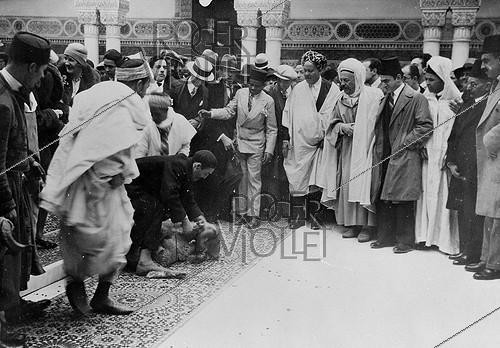 Roger-Viollet | 339393 | Eid al-Adha at the Grand Mosque. Sacrifice of rams. Paris (5th arrondissement), 1926. | &copy; Albert Harlingue / Roger-Viollet