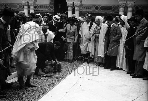 Roger-Viollet | 768670 | Eid al-Adha at the Grand Mosque. Sacrifice of rams. Paris (5th arrondissement), 1926. | &copy; Roger-Viollet / Roger-Viollet