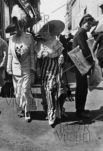 Roger-Viollet | 209560 | Elégantes et marchand de journaux, rue de Paris. Deauville (Calvados), 1911. | &copy; Maurice-Louis Branger / Roger-Viollet