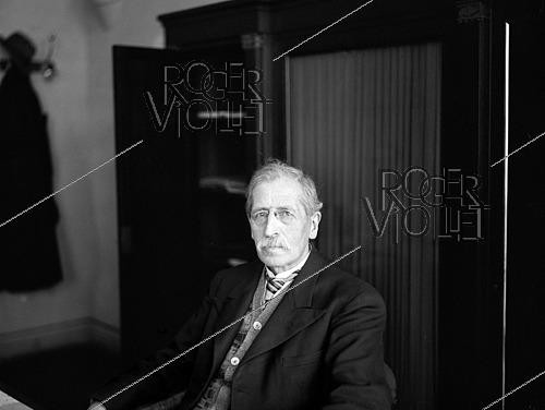 Roger-Viollet | 1421895 | Emile Terroine (1882-1974), professor at the University of Strasbourg and French Resistance fighter. After the war he had a very important role in the restitution of property confiscated to the Jews. France, on February 23, 1945. Photograph from the collections of the French newspaper  France-Soir . Bibliothèque historique de la Ville de Paris. | &copy; Fonds France-Soir / BHVP / Roger-Viollet