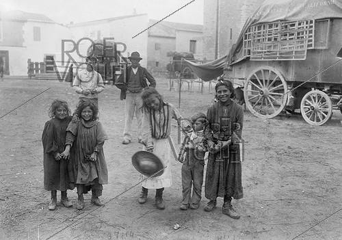 Roger-Viollet | 488919 | Enfants bohémiens aux Saintes-Maries-de-la-Mer (Bouches-du-Rhône), 1908. | &copy; Maurice-Louis Branger / Roger-Viollet