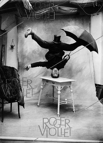 Roger-Viollet | 583951 | Equilibriste. | &copy; Maurice-Louis Branger / Roger-Viollet