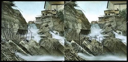 Roger-Viollet | 666003 | Etats-Unis. Les chutes à Saint-Antony. Vue stéréoscopique coloriée manuellement à l’époque. | &copy; Léon & Lévy / Roger-Viollet