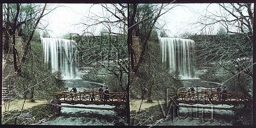 Roger-Viollet | 667162 | Etats-Unis (Minnesota). Les chutes. Vue stéréoscopique coloriée manuellement à l’époque. | &copy; Léon & Lévy / Roger-Viollet