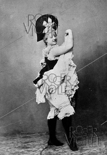 Roger-Viollet | 398237 |  Etoile filante , dancer of the Moulin-Rouge cabaret. Paris, around 1900. | &copy; Roger-Viollet / Roger-Viollet