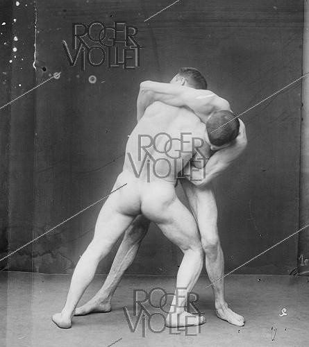 Roger-Viollet | 641626 | Etude de lutteurs nus vers 1900. | &copy; Léopold Mercier / Roger-Viollet
