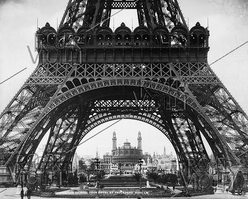 Roger-Viollet | 172502 | Exposition universelle de 1900. Vue de la Tour-Eiffel et du Trocadero depuis le Champs de Mars. Paris (7e arr.), 1900. | &copy; Léopold Mercier / Roger-Viollet