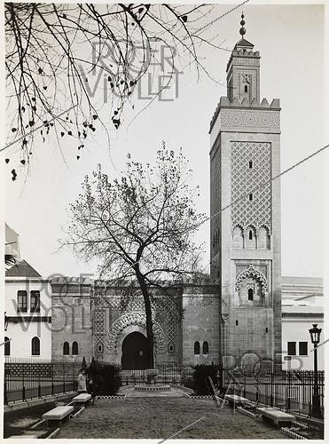 Roger-Viollet | 130128 | Facade of the Grand Mosque of Paris, Rue Georges Desplas. In the foreground, the square, Place du Puits de l'Ermite. Paris (5th arrondissement), 1933. Photograph by Albert Harlingue. Paris, Musée Carnavalet. | &copy; Albert Harlingue / Musée Carnavalet / Roger-Viollet