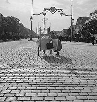 Roger-Viollet | 430537 | Fête foraine. Marchande de glaces. France, vers 1935. | &copy; Gaston Paris / Roger-Viollet