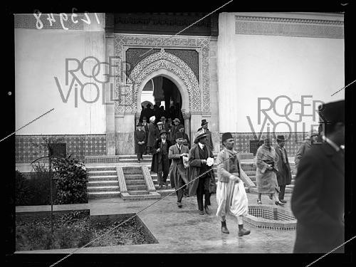 Roger-Viollet | 1431112 | Fin du Ramadan à la mosquée de Paris. Paris (5e arr.), 3 avril 1927. Photographie du journal  Excelsior . | &copy; Excelsior - L'Equipe / Roger-Viollet