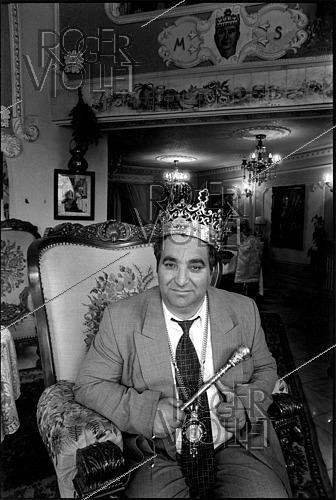 Roger-Viollet | 1410518 | Florin Tănase Cioabă (1954-2013), Romanian Romani Pentecostal minister and self-proclaimed  King of Roma Everywhere . 1996. | &copy; Irmeli Jung / Roger-Viollet