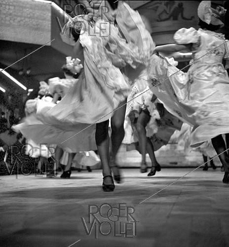 Roger-Viollet | 615756 | French cancan. Paris, Tabarin ball-music-hall, 1937-1939. | &copy; Gaston Paris / Roger-Viollet