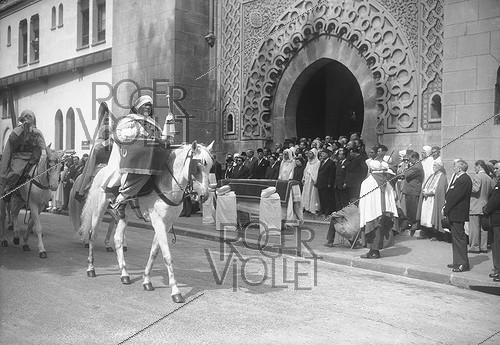 Roger-Viollet | 578420 | Funeral of Si Kaddour Ben Ghabrit at the Paris Mosque (5th arrondissement). June 26, 1954. | &copy; Roger-Viollet / Roger-Viollet