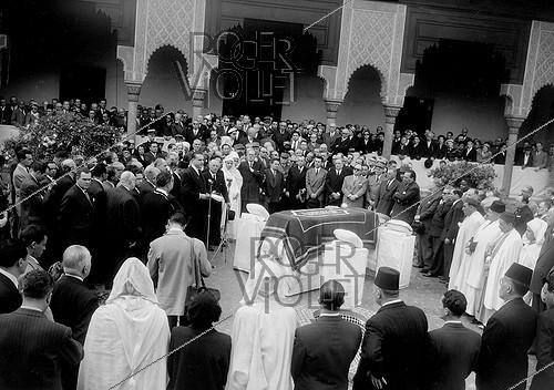 Roger-Viollet | 365530 | Funeral of Si Kaddour Ben Ghabrit, former plenipotentiary minister of Morocco, at the mosque of Paris. Speech by Christian Fouchet, minister of Moroccan and Tunisian Affairs, June 29, 1954. | &copy; Roger-Viollet / Roger-Viollet