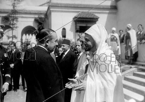 Roger-Viollet | 386970 | Funeral of Si Kaddour Ben Ghabrit, former plenipotentiary minister of Morocco, at the mosque of Paris. June 29, 1954. | &copy; Roger-Viollet / Roger-Viollet
