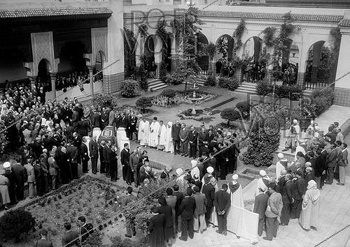 Roger-Viollet | 437119 | Funeral of Si Kaddour Ben Ghabrit, former plenipotentiary minister of Morocco, at the mosque of Paris. June 29, 1954. | &copy; Roger-Viollet / Roger-Viollet