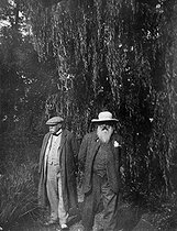 Roger-Viollet | 1039853 | Georges Clemenceau and Claude Monet, in the latter's park. Giverny (Eure). | &copy; Collection Harlingue / Roger-Viollet
