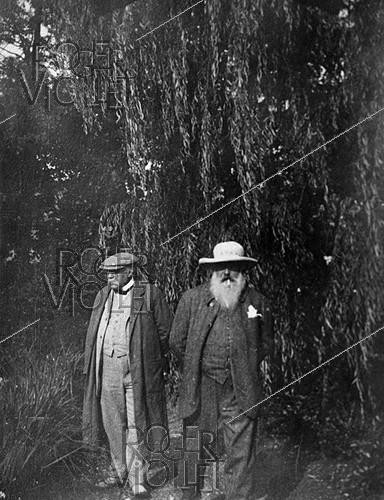 Roger-Viollet | 1039853 | Georges Clemenceau et le peintre Claude Monet, dans le jardin de ce dernier, à Giverny (Eure). | &copy; Collection Harlingue / Roger-Viollet