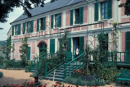 Roger-Viollet | 501920 | Giverny (Eure, France). Claude Monet's house (1840-1926). | &copy; Alain Bonhoure / Roger-Viollet
