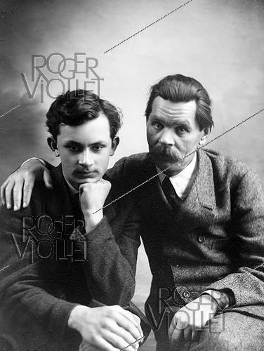 Roger-Viollet | 509993 | Gorki with his son Maxime. Paris, 1912. | &copy; Léopold Mercier / Roger-Viollet