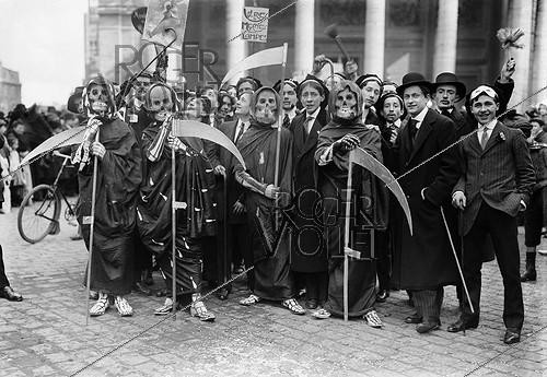 Roger-Viollet | 297548 | Groupe d'étudiants pendant la Mi-Carême. Paris, 23 mars 1911. | &copy; Maurice-Louis Branger / Roger-Viollet
