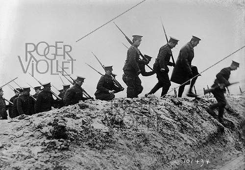 Roger-Viollet | 237008 | Guerre 1914-1918. Les Canadiens sur le front, 1915. | &copy; Maurice-Louis Branger / Roger-Viollet