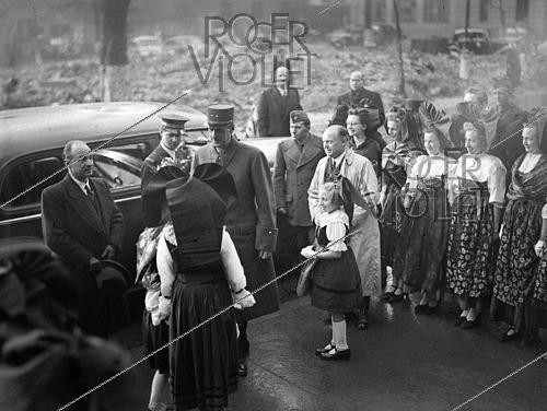 Roger-Viollet | 1421880 | Guerre 1939-1945. Charles de Gaulle (1890-1970), général et homme d'Etat français, arrive à la cathédrale de Strasbourg (Bas-Rhin), 12 février 1945. Fonds France Soir. Bibliothèque historique de la Ville de Paris. | &copy; Fonds France-Soir / BHVP / Roger-Viollet