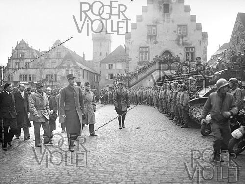Roger-Viollet | 1421888 | Guerre 1939-1945. Charles de Gaulle (1890-1970), général et homme d'Etat français, passe en revue les troupes à Rouffach (Alsace), 12 février 1945. Fonds France Soir. Bibliothèque historique de la Ville de Paris. | &copy; Fonds France-Soir / BHVP / Roger-Viollet