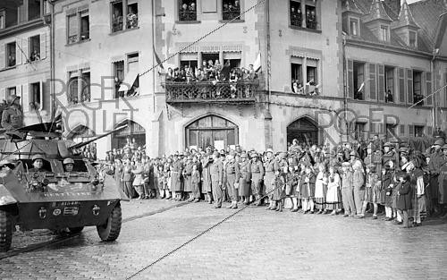 Roger-Viollet | 1421889 | Guerre 1939-1945. Défilé des troupes à Rouffach (Alsace), 12 février 1945. Fonds France Soir. Bibliothèque historique de la Ville de Paris. | &copy; Fonds France-Soir / BHVP / Roger-Viollet