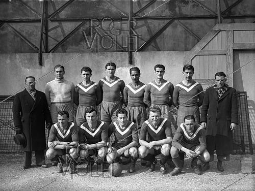 Roger-Viollet | 1421952 | Guerre 1939-1945. Football. Équipe des Girondins de Bordeaux. France, 4 mars 1945. Fonds France Soir. Bibliothèque historique de la Ville de Paris. | &copy; Fonds France-Soir / BHVP / Roger-Viollet