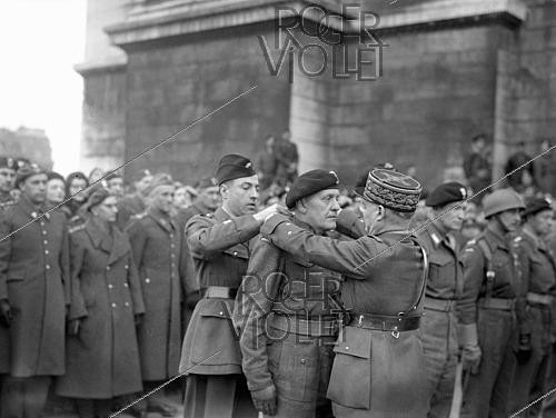 Roger-Viollet | 1421919 | Guerre 1939-1945. Le général Alphonse Juin (1888-1967) décore le général polonais Stanislaw Maczek (1892-1994). Arc de triomphe, Paris (8e arr.), 26 février 1945. Fonds France Soir. Bibliothèque historique de la Ville de Paris. | &copy; Fonds France-Soir / BHVP / Roger-Viollet