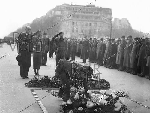 Roger-Viollet | 1421920 | Guerre 1939-1945. Le général polonais Stanislaw Maczek (1892-1994). Arc de triomphe, Paris (8e arr.), 26 février 1945. Fonds France Soir. Bibliothèque historique de la Ville de Paris. | &copy; Fonds France-Soir / BHVP / Roger-Viollet
