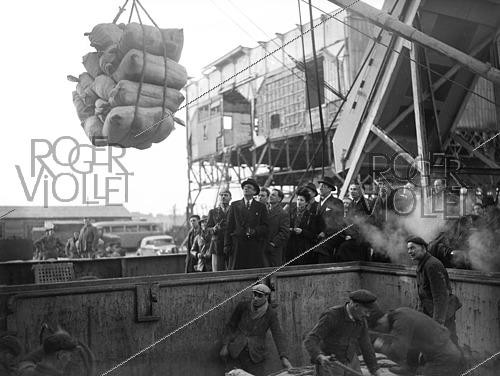 Roger-Viollet | 1421911 | Guerre 1939-1945. Le Liberty Ship  Le Havre  acheminant nourriture et matériel pour participer à la reconstruction de l'Europe après la guerre. France, 24 février 1945. Fonds France Soir. Bibliothèque historique de la Ville de Paris. | &copy; Fonds France-Soir / BHVP / Roger-Viollet