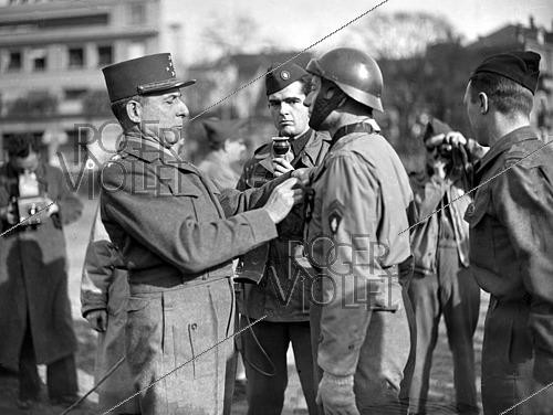 Roger-Viollet | 1421864 | Guerre 1939-1945. Libération de la ville de Colmar. Le général français Jean de Lattre de Tassigny (1889-1952), maréchal de France décore le général Guy Schlesser (1896-1970). Colmar (Haut-Rhin), 11 février 1945. Fonds France Soir. Bibliothèque historique de la Ville de Paris. | &copy; Fonds France-Soir / BHVP / Roger-Viollet