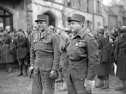 Roger-Viollet | 1421875 | Guerre 1939-1945. Libération de la ville de Colmar par le général français Jean de Lattre de Tassigny (1889-1952), maréchal de France et le général Pierre Billotte (1906-1992). Colmar (Haut-Rhin), 12 février 1945. Fonds France Soir. Bibliothèque historique de la Ville de Paris. | &copy; Fonds France-Soir / BHVP / Roger-Viollet