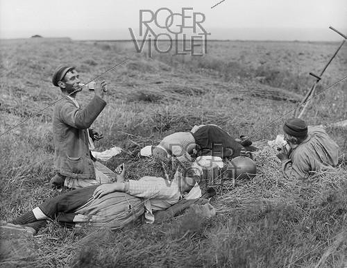 Roger-Viollet | 257911 | Harvesters getting some rest. France, circa 1900. | &copy; Léopold Mercier / Roger-Viollet
