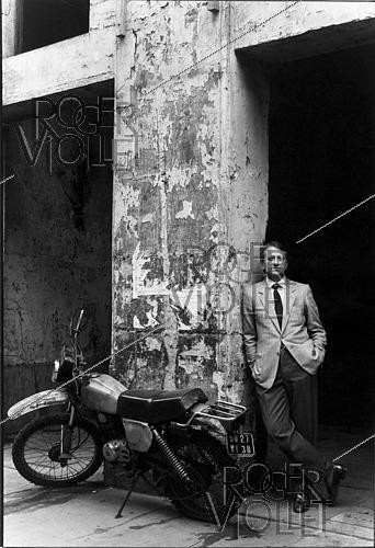 Roger-Viollet | 1410510 | Hector Bianciotti (1930-2012), Argentine actor, journalist, writer and literary critic, member of the French Academy. 1985. | &copy; Irmeli Jung / Roger-Viollet