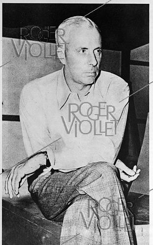 Roger-Viollet | 1421990 | Howard Hawks (1896-1977), American director, producer and scriptwriter, 1945. Photograph from the collections of the French newspaper  France-Soir . Bibliothèque historique de la Ville de Paris. | &copy; Fonds France-Soir / BHVP / Roger-Viollet