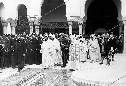 Roger-Viollet | 683028 | Inauguration de la mosquée de Paris en présence du président de la République Gaston Doumergue (1863-1937), président de la République français, le sultan du Maroc Youssef ben Hassan (1882-1927) et d'Edouard Herriot (1872-1957). Paris (5e arr.), 15 juillet 1926. | &copy; Roger-Viollet / Roger-Viollet