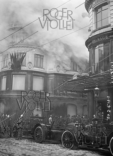 Roger-Viollet | 345122 | Incendie d'un des magasins du Bon Marché. Paris, 1915. | &copy; Maurice-Louis Branger / Roger-Viollet