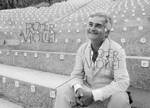 Roger-Viollet | 1410514 | Jean-Claude Brialy (1933-2007), French actor. Ramatuelle (France), 1996. | &copy; Irmeli Jung / Roger-Viollet