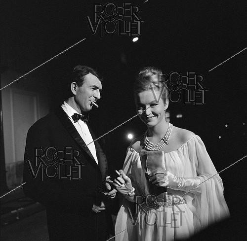 Roger-Viollet | 870346 | Jean-Pierre Marielle (1932-2019) et Marina Vlady (1938-2026), acteurs français, sur le tournage du film  Climats  de Stellio Lorenzi. France, 27 août 1961. | &copy; Alain Adler / Roger-Viollet